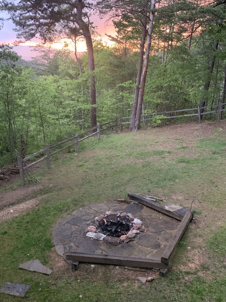 Campfire Lodge-Privacy Pigeon forge Mountain Views, 4 Bed,2 Baths, sleeps 8-10