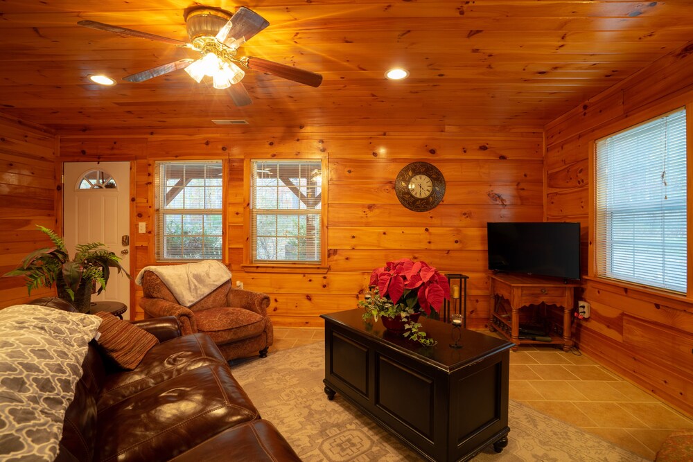 Blue Lake Cozy Cabin, situated on 3 acres, 5 min walk to lake! Mountain views!