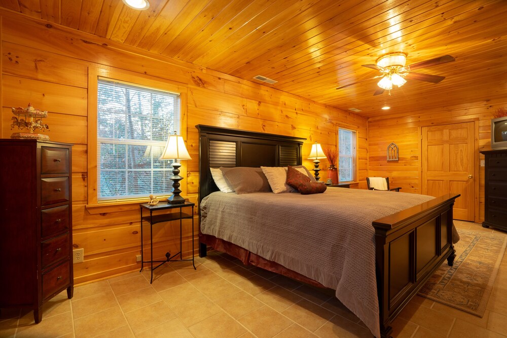 Blue Lake Cozy Cabin, situated on 3 acres, 5 min walk to lake! Mountain views!