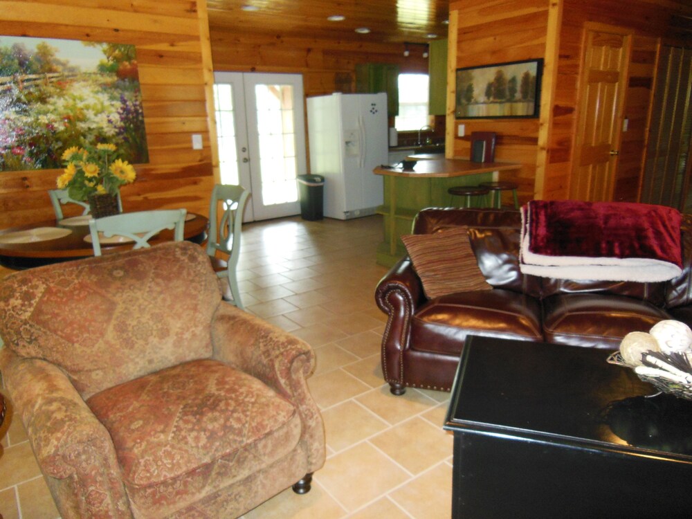 Blue Lake Cozy Cabin, situated on 3 acres, 5 min walk to lake! Mountain views!