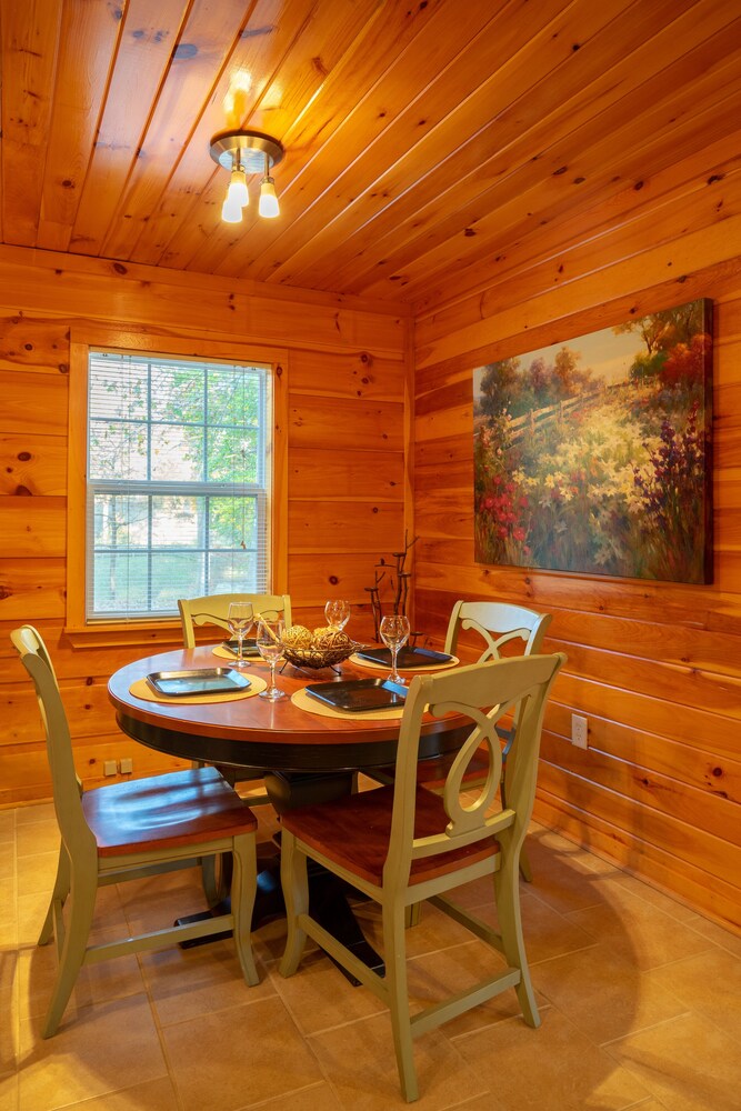 Blue Lake Cozy Cabin, situated on 3 acres, 5 min walk to lake! Mountain views!