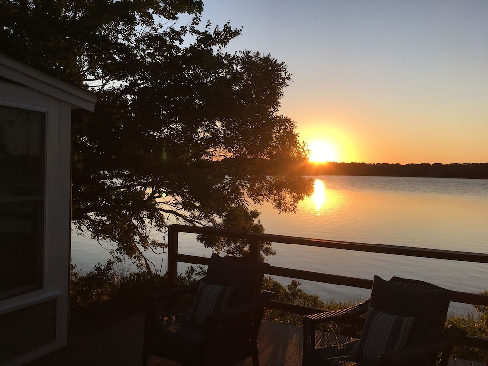 Swan Pond Cottage, Waterfront Central A/C, Open Floor Plan, South