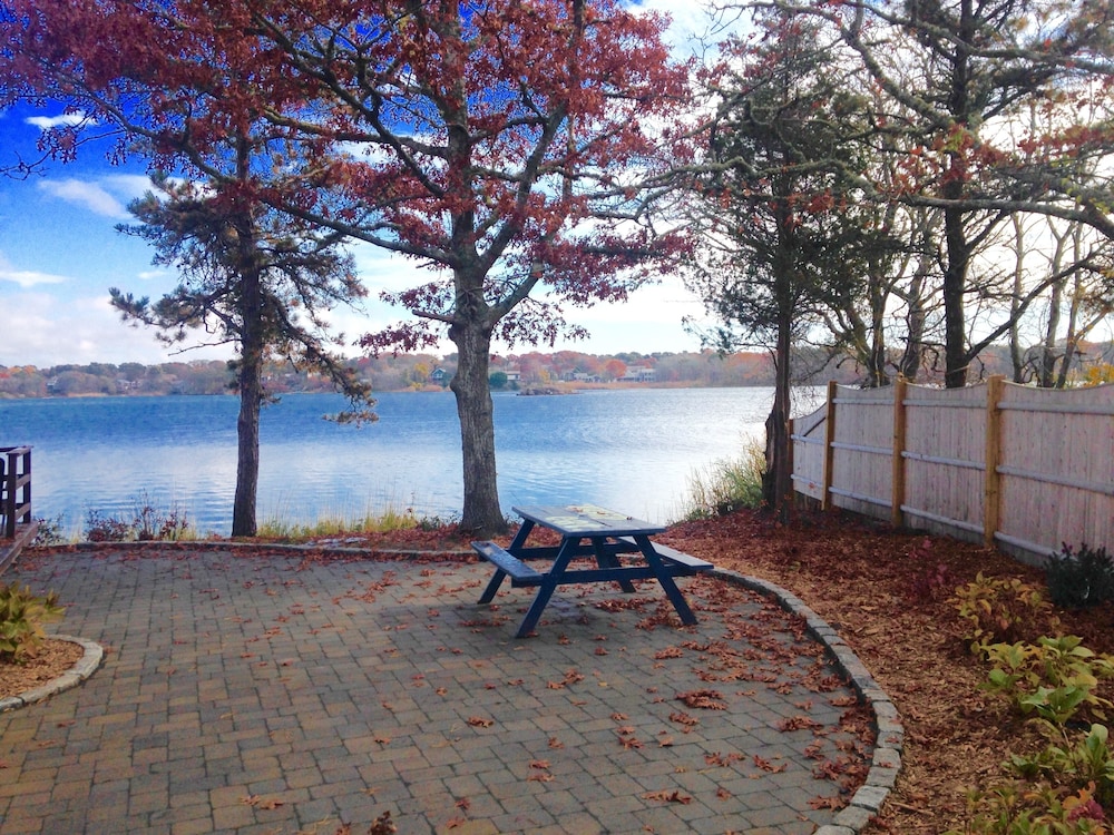 Swan Pond Cottage, Waterfront Central A/C, Open Floor Plan, South