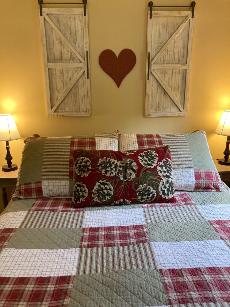  1 Mile To Storyland And Short Drive To Many Family Activities! Great Amenities!