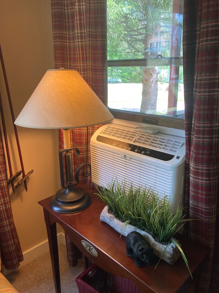  1 Mile To Storyland And Short Drive To Many Family Activities! Great Amenities!