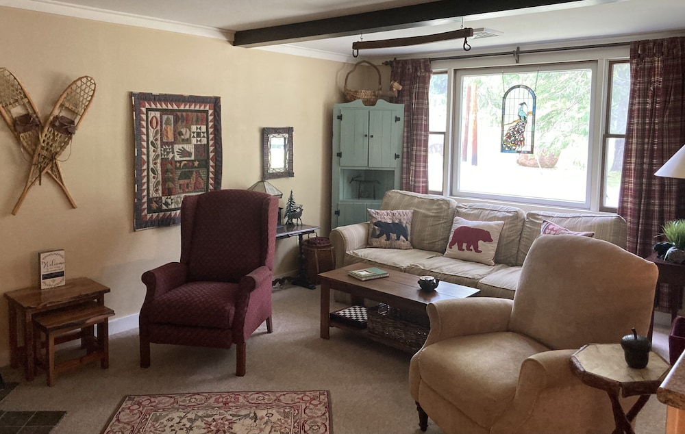  1 Mile To Storyland And Short Drive To Many Family Activities! Great Amenities!