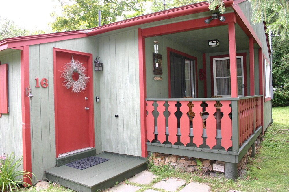  1 Mile To Storyland And Short Drive To Many Family Activities! Great Amenities!