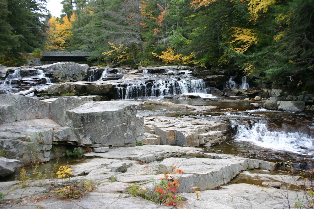  1 Mile To Storyland And Short Drive To Many Family Activities! Great Amenities!