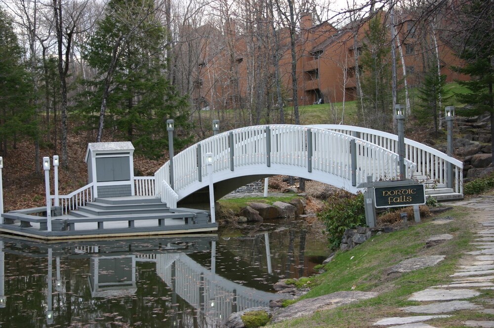  1 Mile To Storyland And Short Drive To Many Family Activities! Great Amenities!