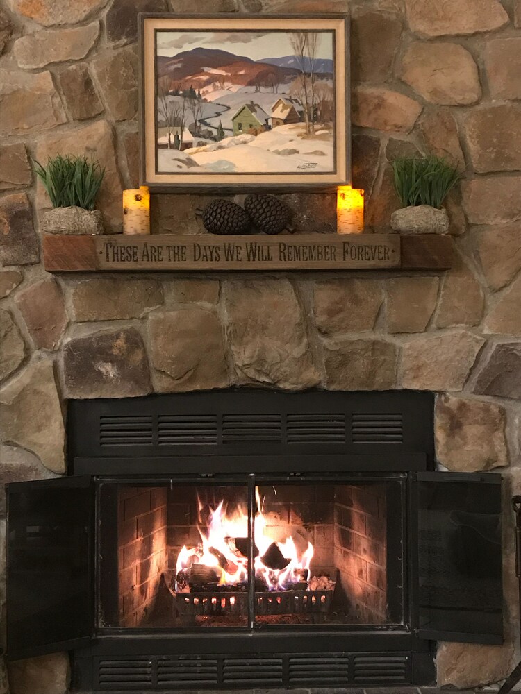  1 Mile To Storyland And Short Drive To Many Family Activities! Great Amenities!