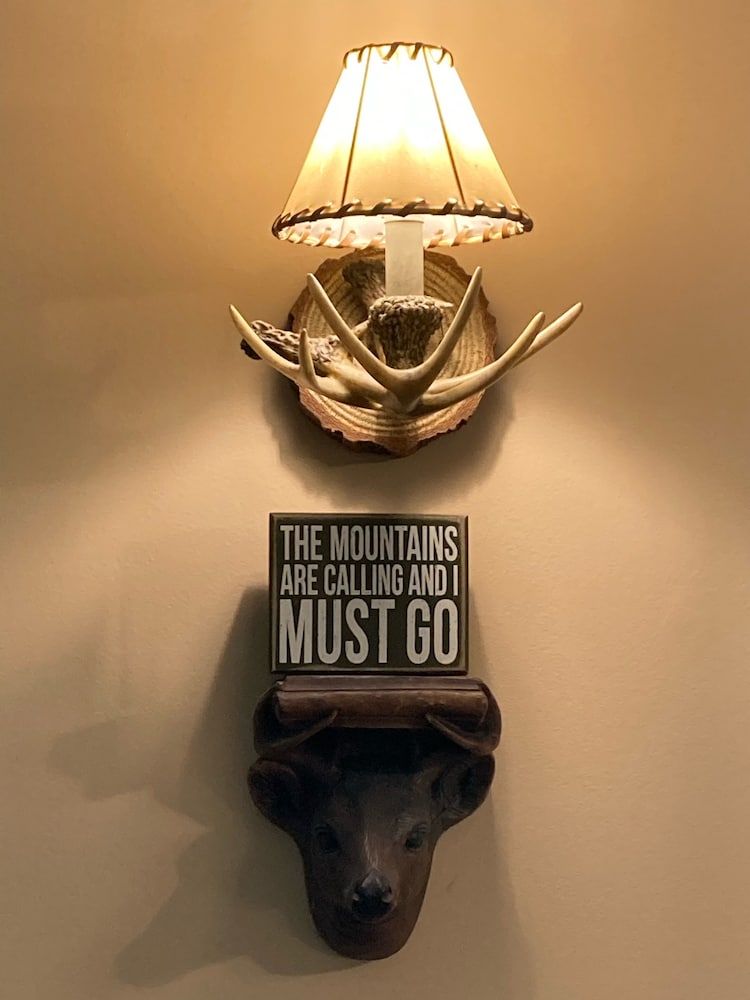  1 Mile To Storyland And Short Drive To Many Family Activities! Great Amenities!