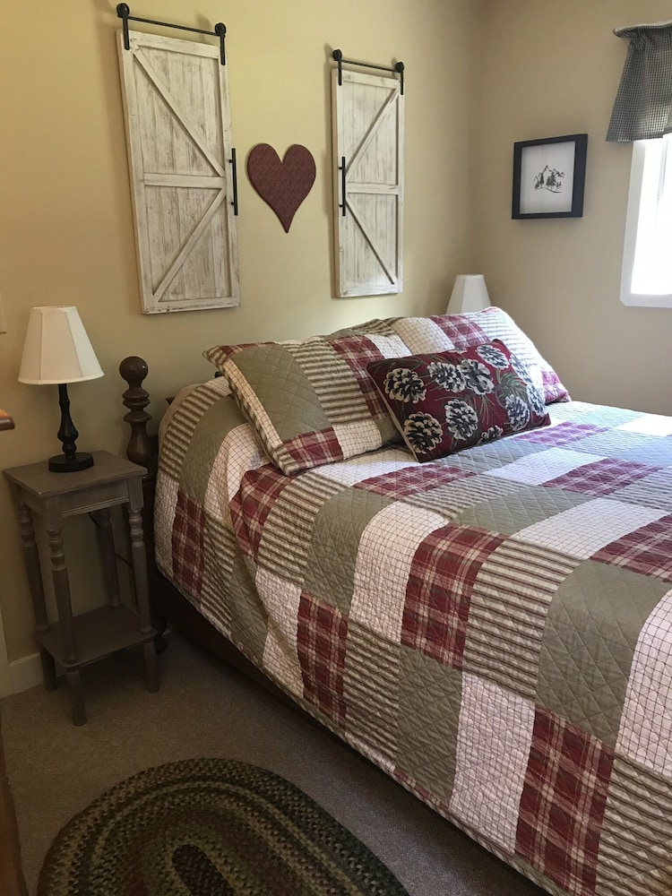  1 Mile To Storyland And Short Drive To Many Family Activities! Great Amenities!