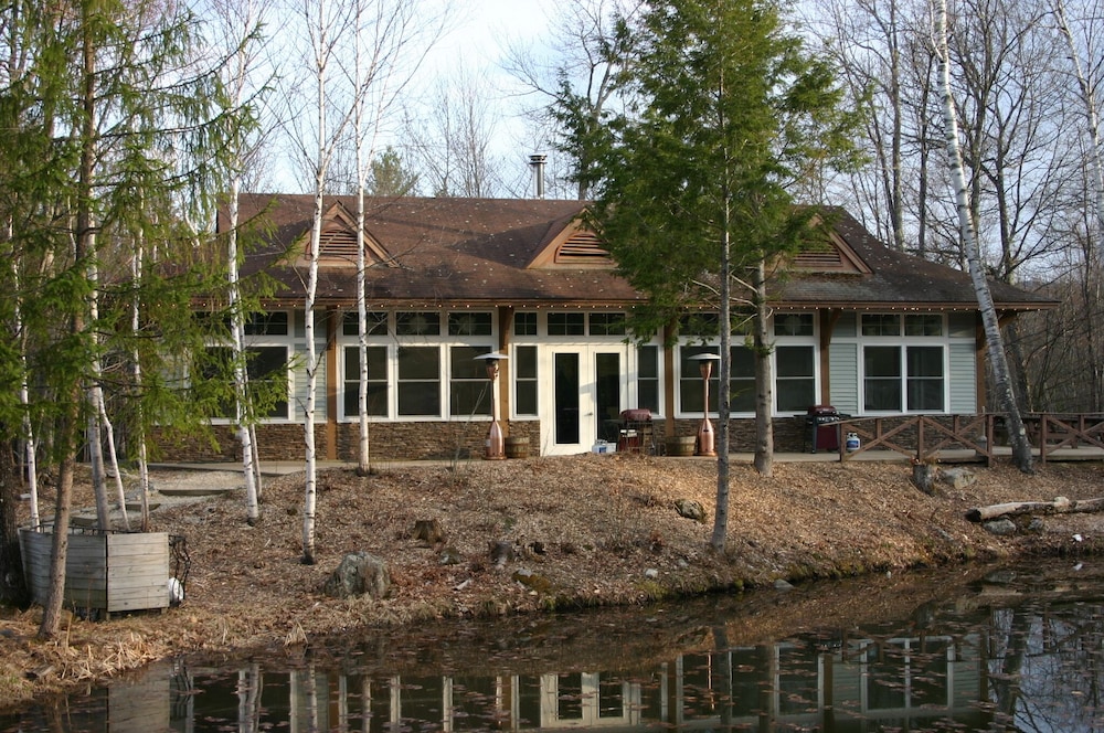  1 Mile To Storyland And Short Drive To Many Family Activities! Great Amenities!