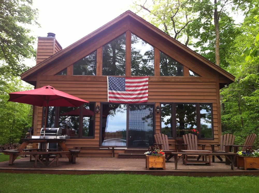 Room To Relax On Big Wood Lake With Pontoon Boat Option Available