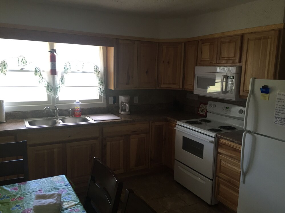 Price Farm Getaway (7 miles to UT Campus) 10 mins From Football Stadium NO PETS 