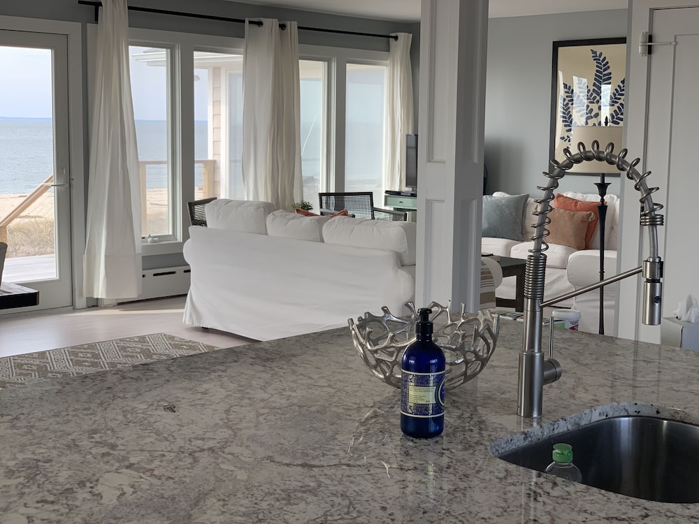 Beachfront endless sunsets, sandy beach, cozy sunroom & open concept