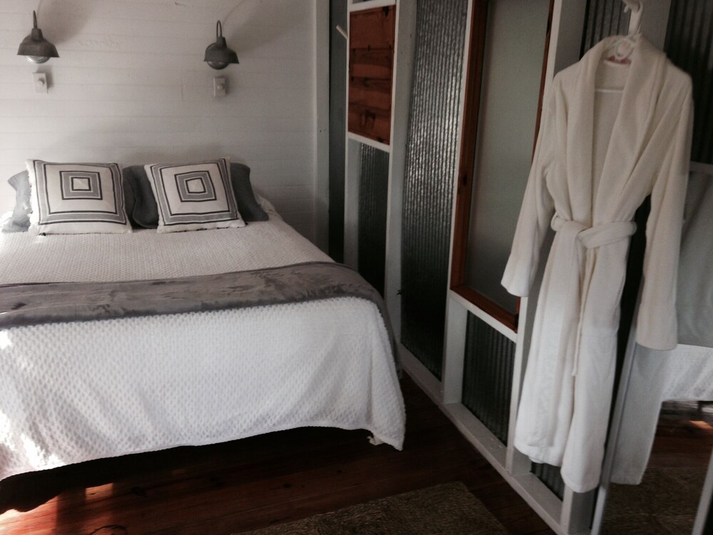 Call My Bluff Quaint Cottage Overlooking the Neuse River. Honeymoon