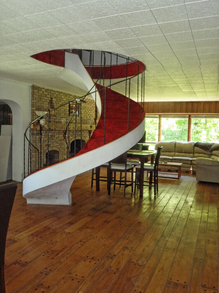 Hummingbird Retreat 12 miles from Ohiopyle, unique house and property