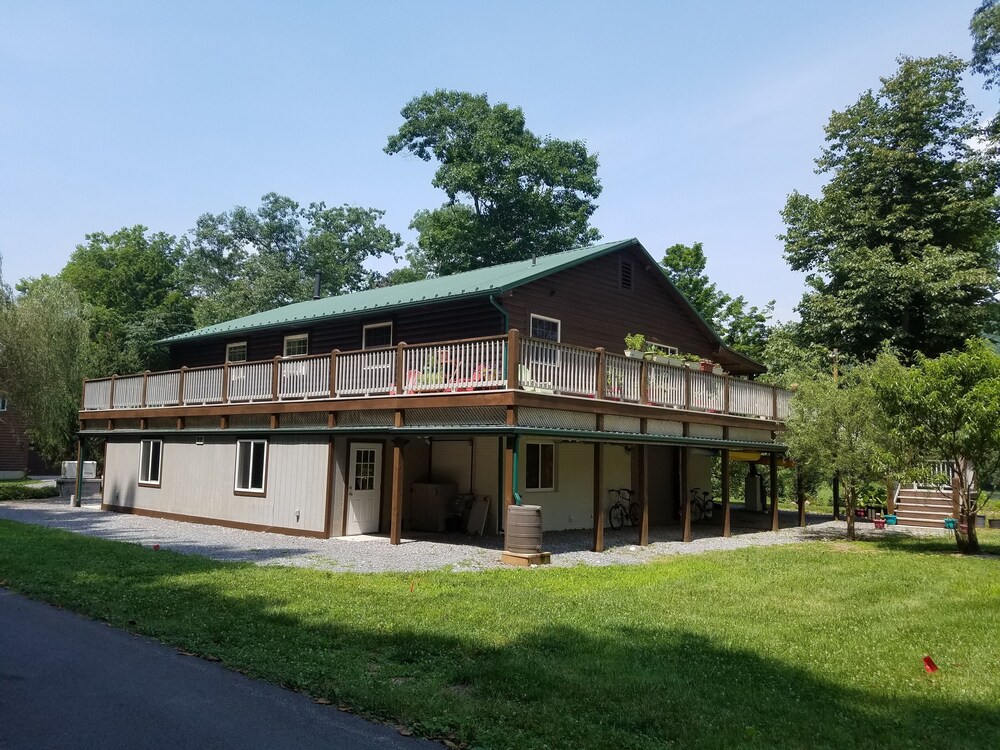 Fantastic View On Greenbrier River 2 Bedroom Close To Famous