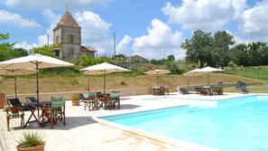Piscine extérieure (ouverte en saison), chaises longues