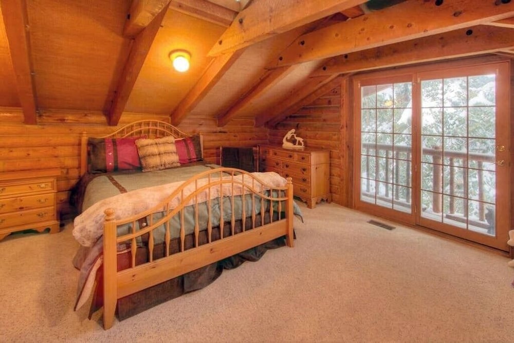 Classic Log Cabin w/hot tub on the stream • Big decks • Man Cave • 5