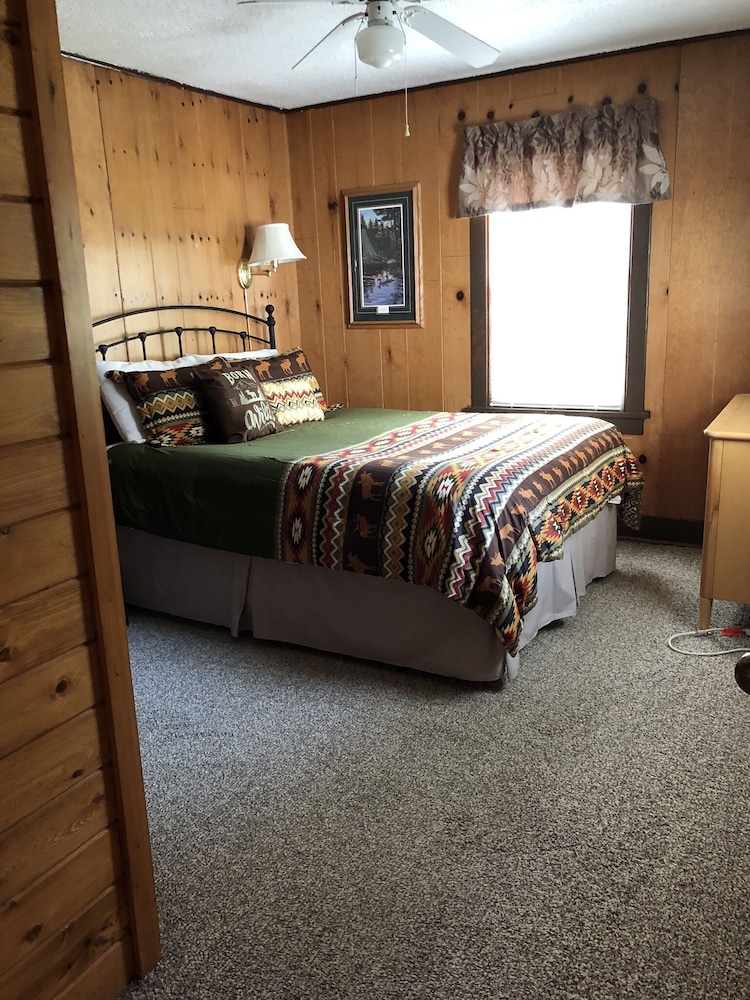 Hayward, Wisconsin cabin located on Nelson Lake. Trails/Restaurants