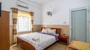 Desk, laptop workspace, iron/ironing board, free WiFi