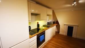 Full-sized fridge, microwave, oven, hob