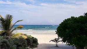 Plage privée à proximité, sable blanc, serviettes de plage