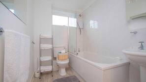 Combined shower/tub, free toiletries, hair dryer, towels