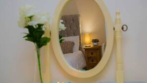 2 bedrooms, iron/ironing board, free WiFi, linens