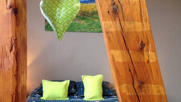 Decoración individual, cortinas opacas, tabla de planchar con plancha