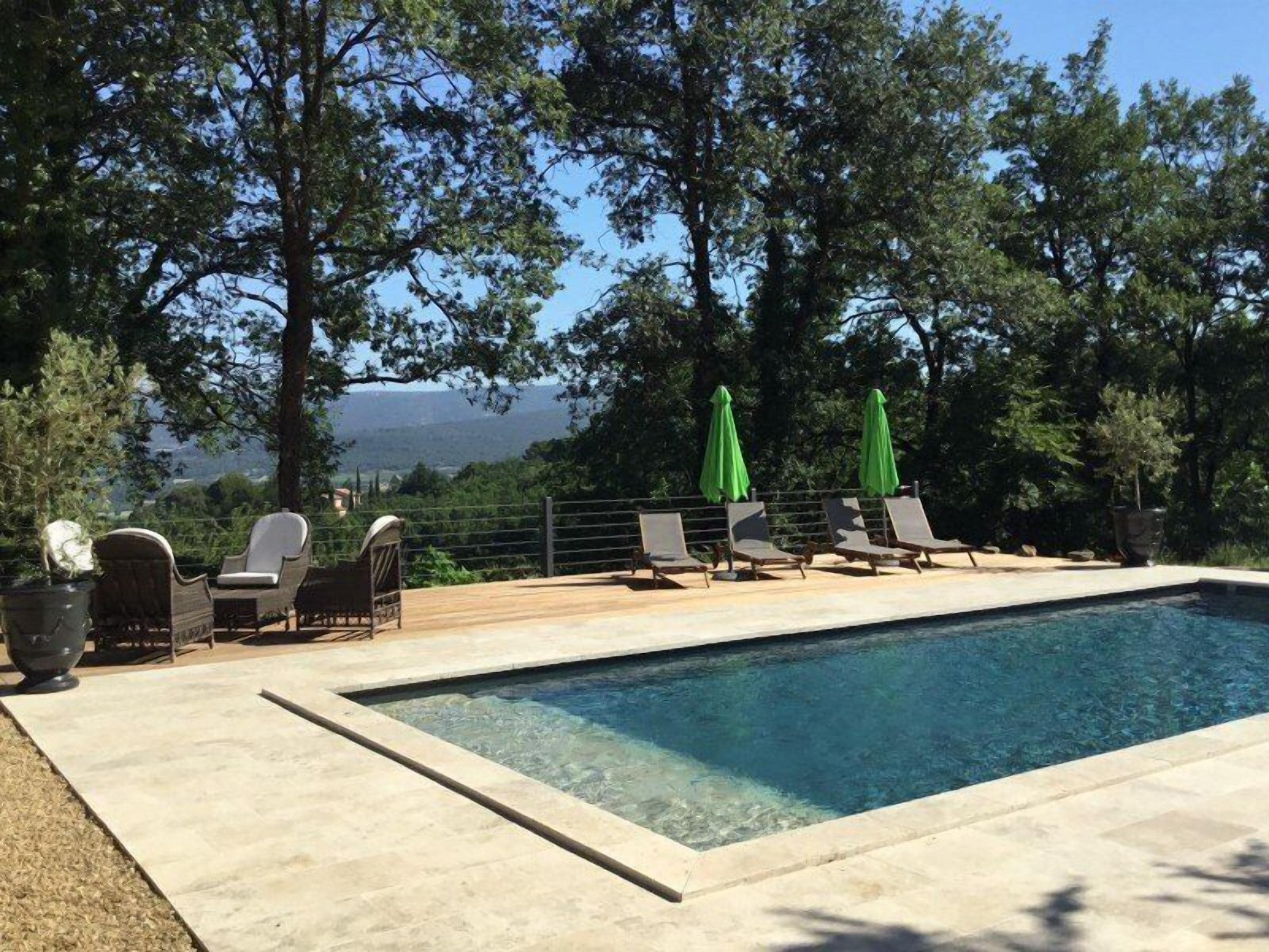 Belle villa avec Piscine et wifi gratuit (ref.210) in Roussillon in Roussillon, France