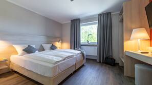 Schreibtisch, Verdunkelungsvorhänge, schallisolierte Zimmer