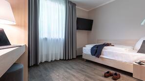 Schreibtisch, Verdunkelungsvorhänge, schallisolierte Zimmer