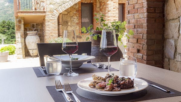 Breakfast, lunch and dinner served, Italian cuisine, garden views