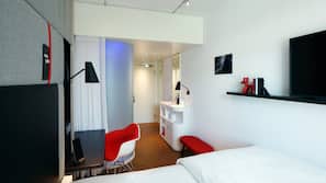 Hypo-allergenic bedding, in-room safe, desk, blackout curtains