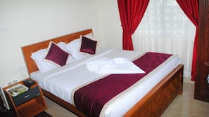 In-room safe, desk, free WiFi