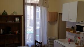 Grand réfrigérateur, micro-ondes, four, fourneau de cuisine