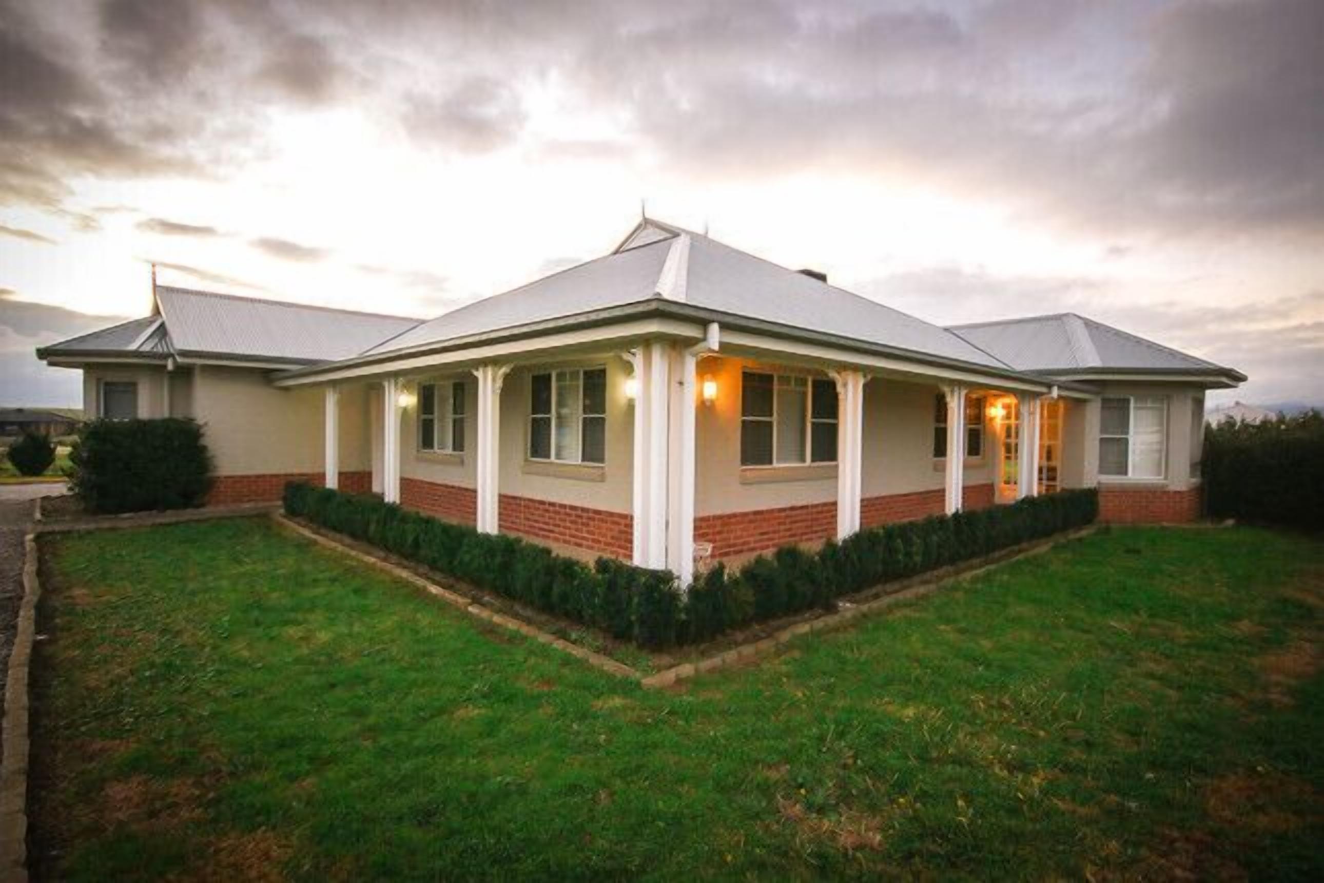 Kurrajong lodge - large luxury home !