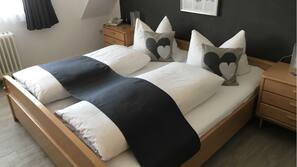 Hochwertige Bettwaren, Betten mit Memory-Foam-Matratzen, Schreibtisch