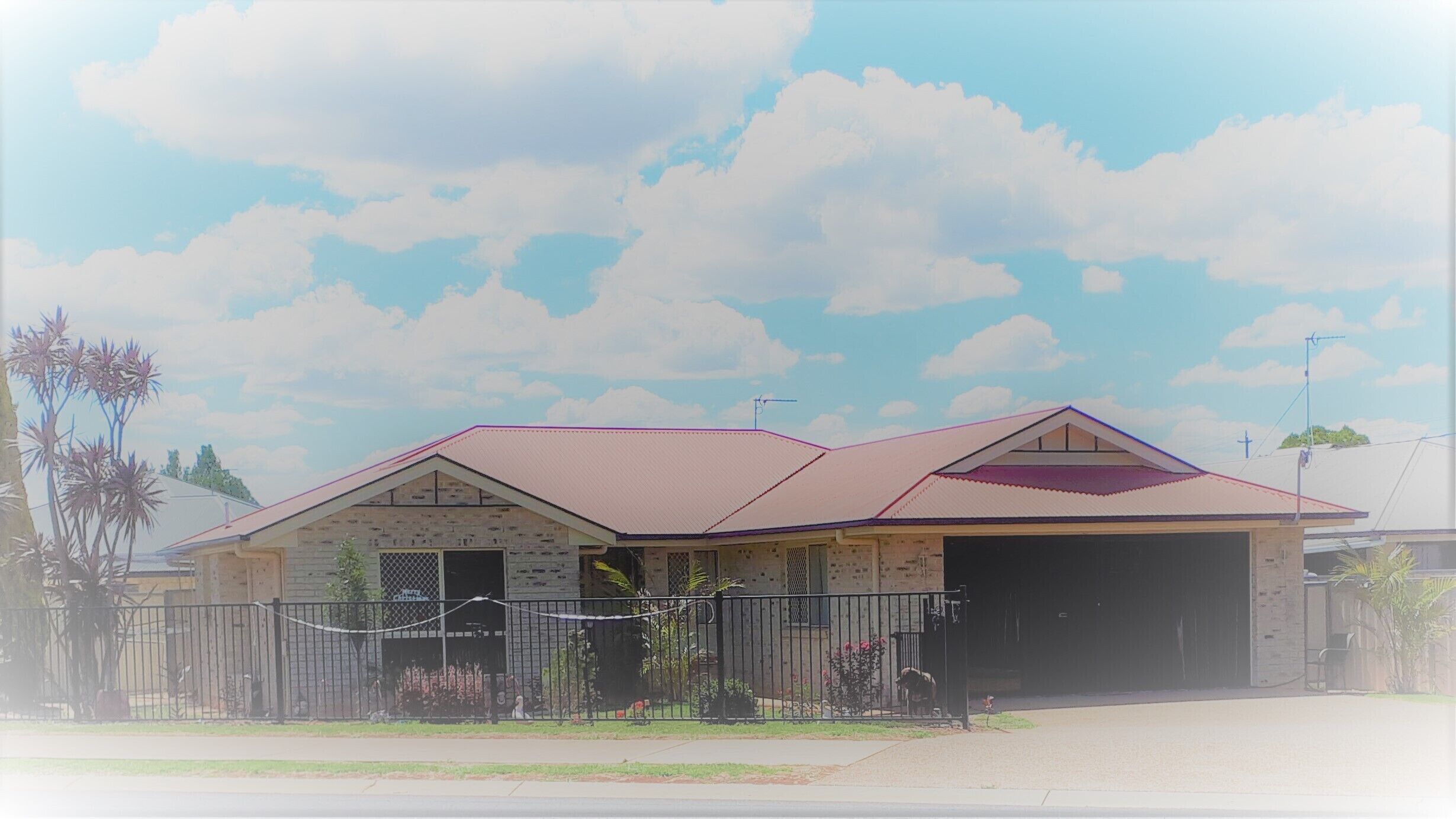 Female Only Stays. Modern Room has Bar Fridge, Kettle & TV, Desk.king Single BED