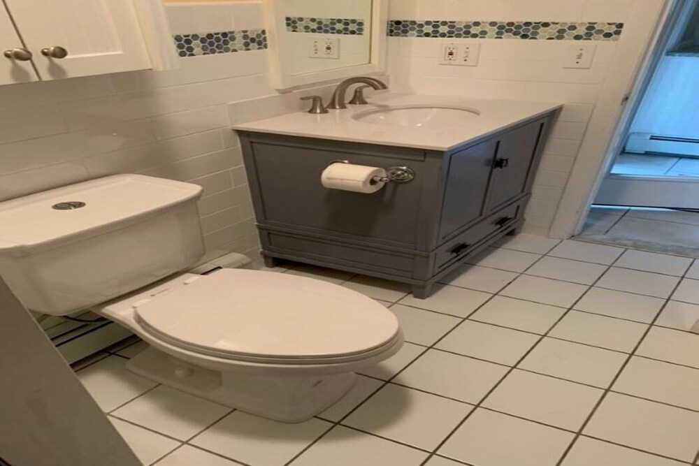 Lakefront Rhode Island; Indian Lake, Wakefield (223 Indian Trail South