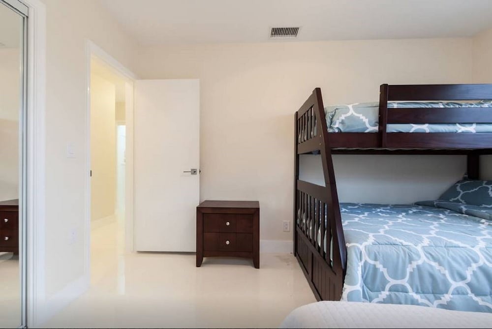 New Modern Pool Home Hollywood Wow! NEW AMAZING...