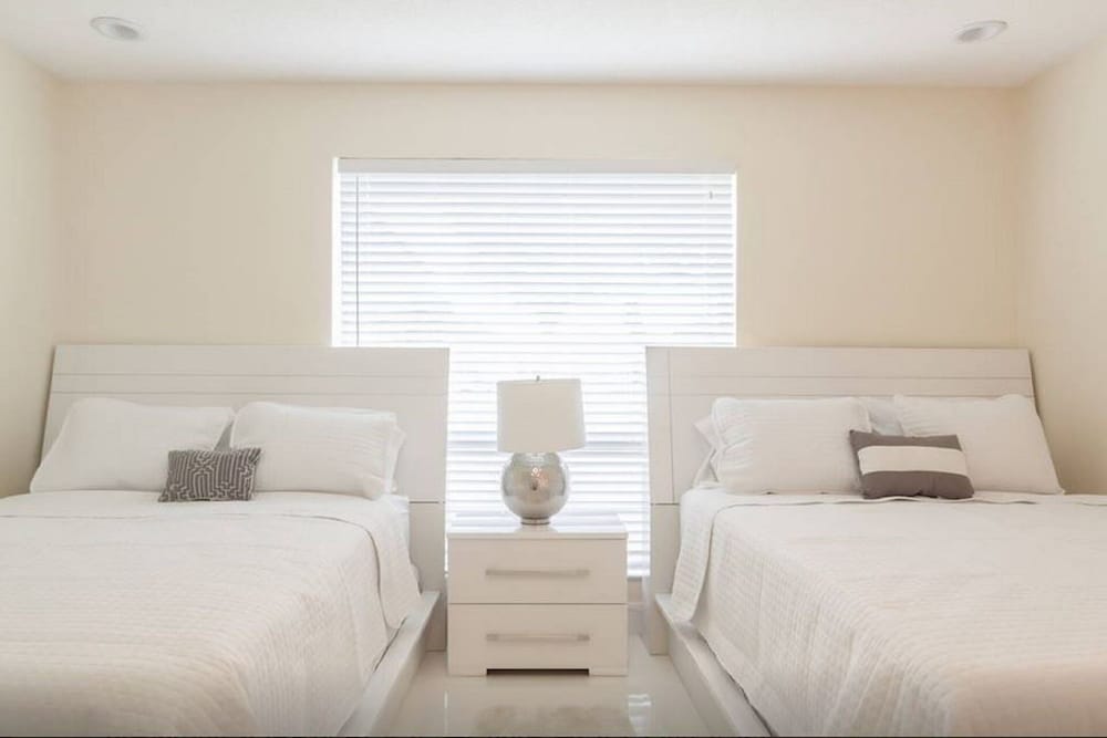 New Modern Pool Home Hollywood Wow! NEW AMAZING...