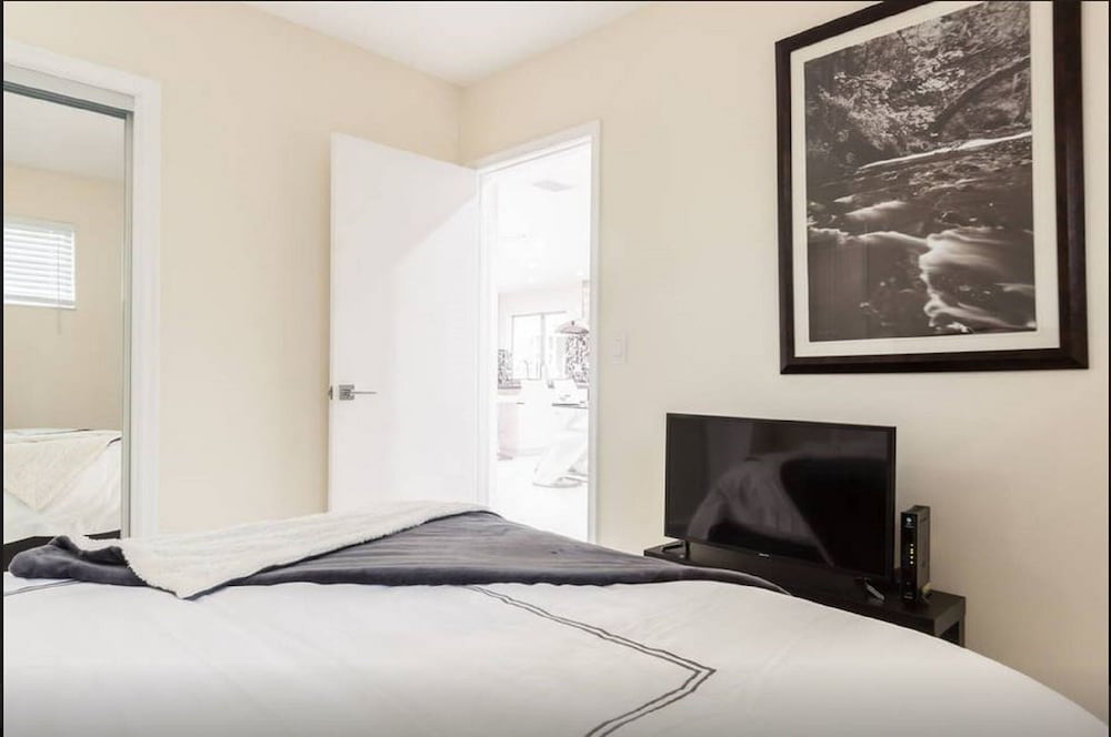 New Modern Pool Home Hollywood Wow! NEW AMAZING...