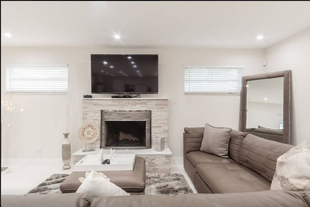 New Modern Pool Home Hollywood Wow! NEW AMAZING...