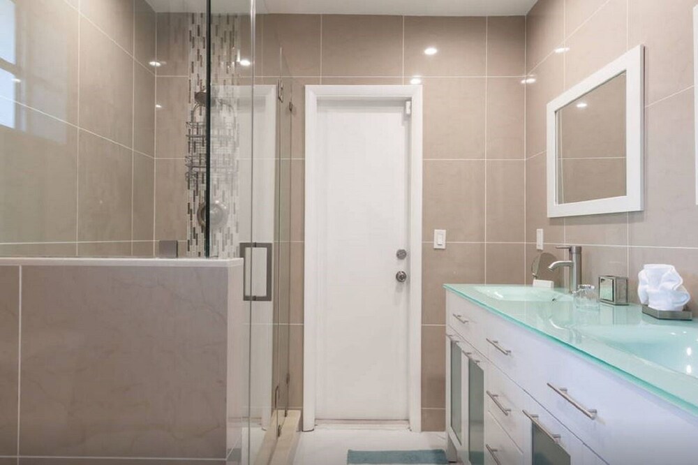 New Modern Pool Home Hollywood Wow! NEW AMAZING...