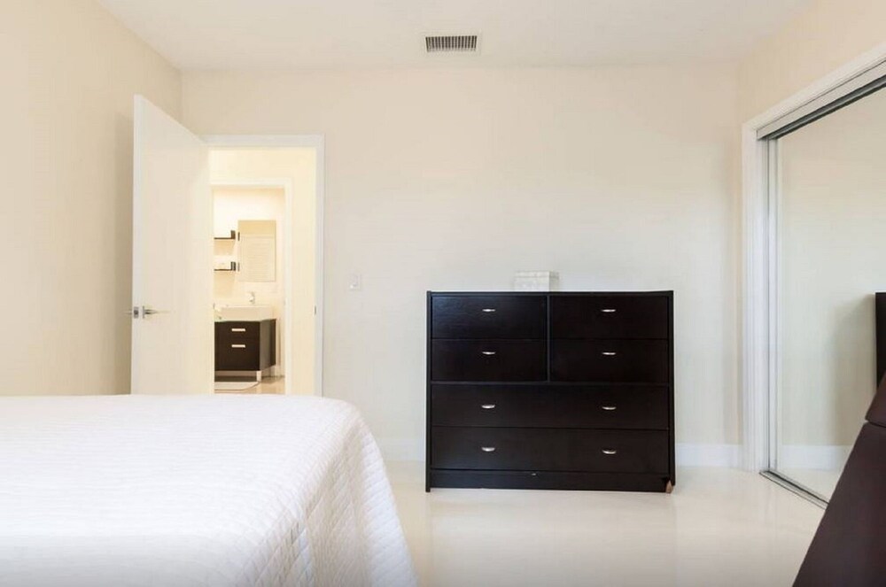 New Modern Pool Home Hollywood Wow! NEW AMAZING...