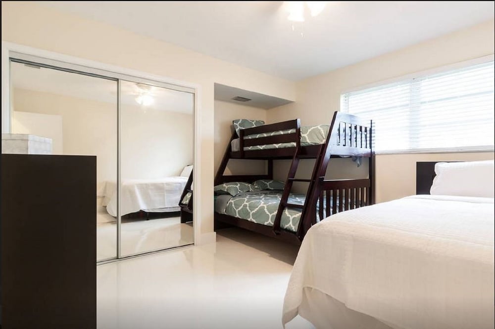 New Modern Pool Home Hollywood Wow! NEW AMAZING...